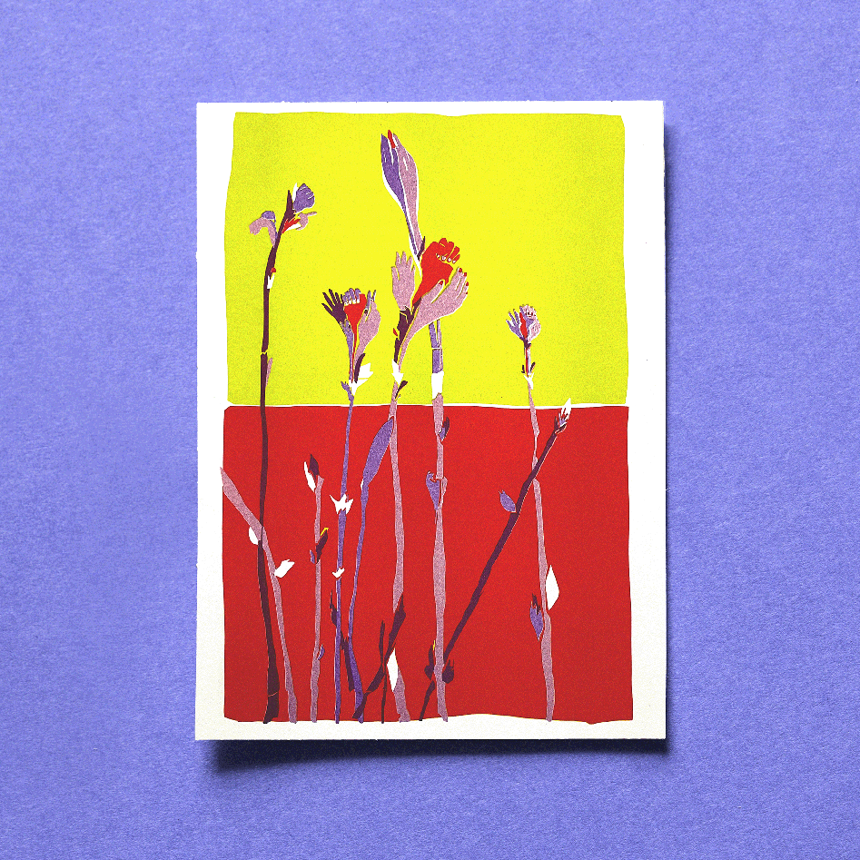 Print von Blumen, die zu Händen und Fäusten werden